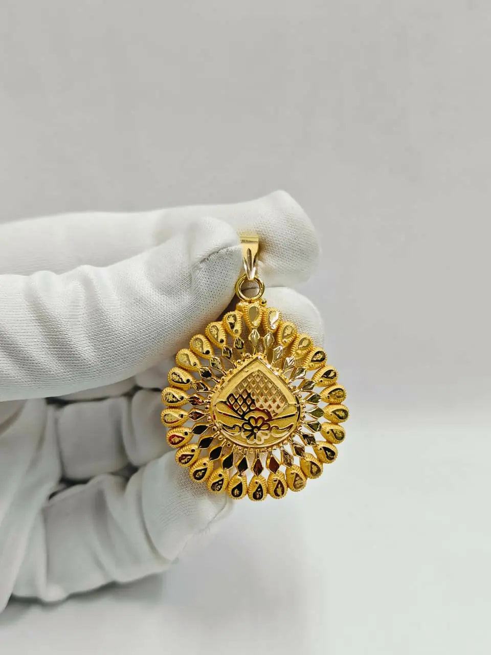 18kt & 22kt Gold Ladies Pendant Sarafa Bazar India