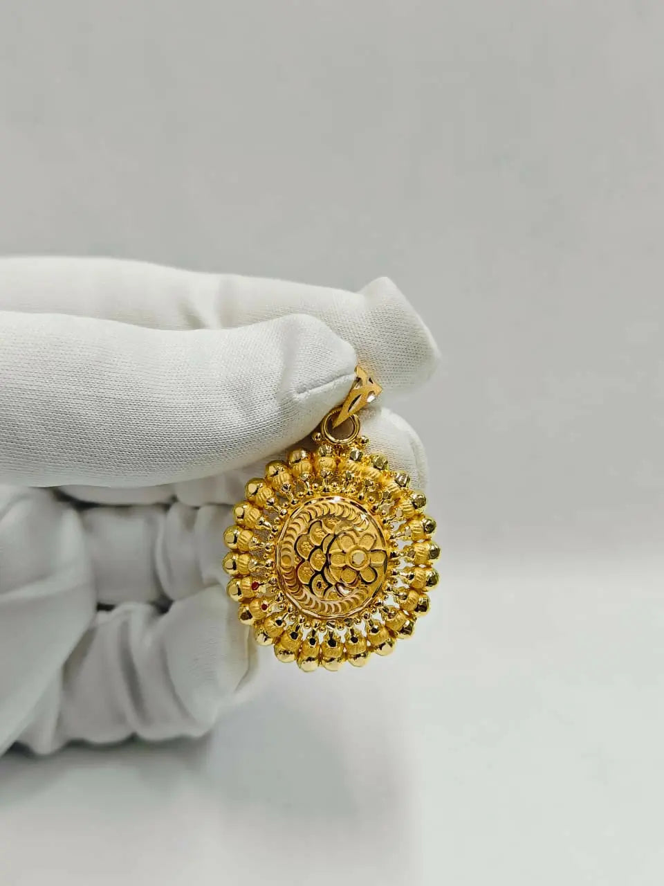 18kt & 22kt Gold Ladies Pendant Sarafa Bazar India