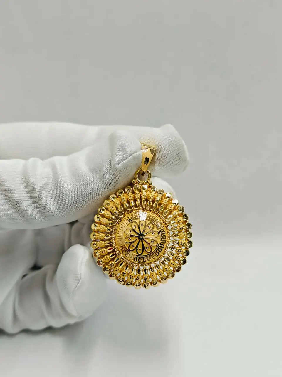 18kt & 22kt Gold Ladies Pendant Sarafa Bazar India