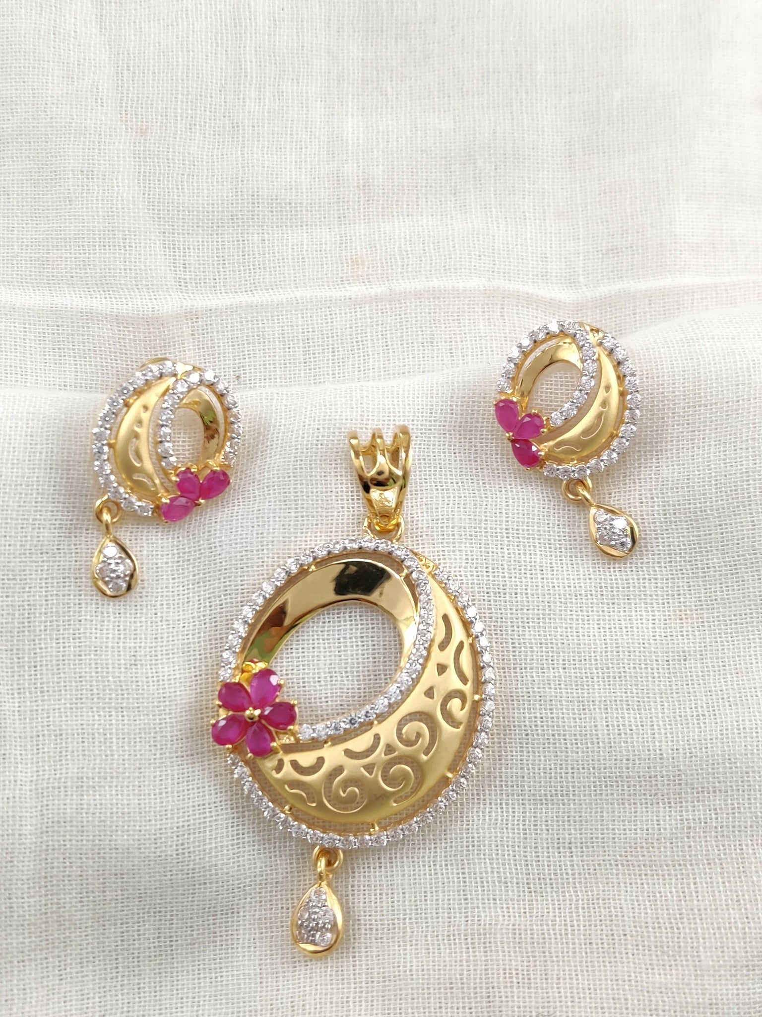 Pendent set Sarafa Bazar India