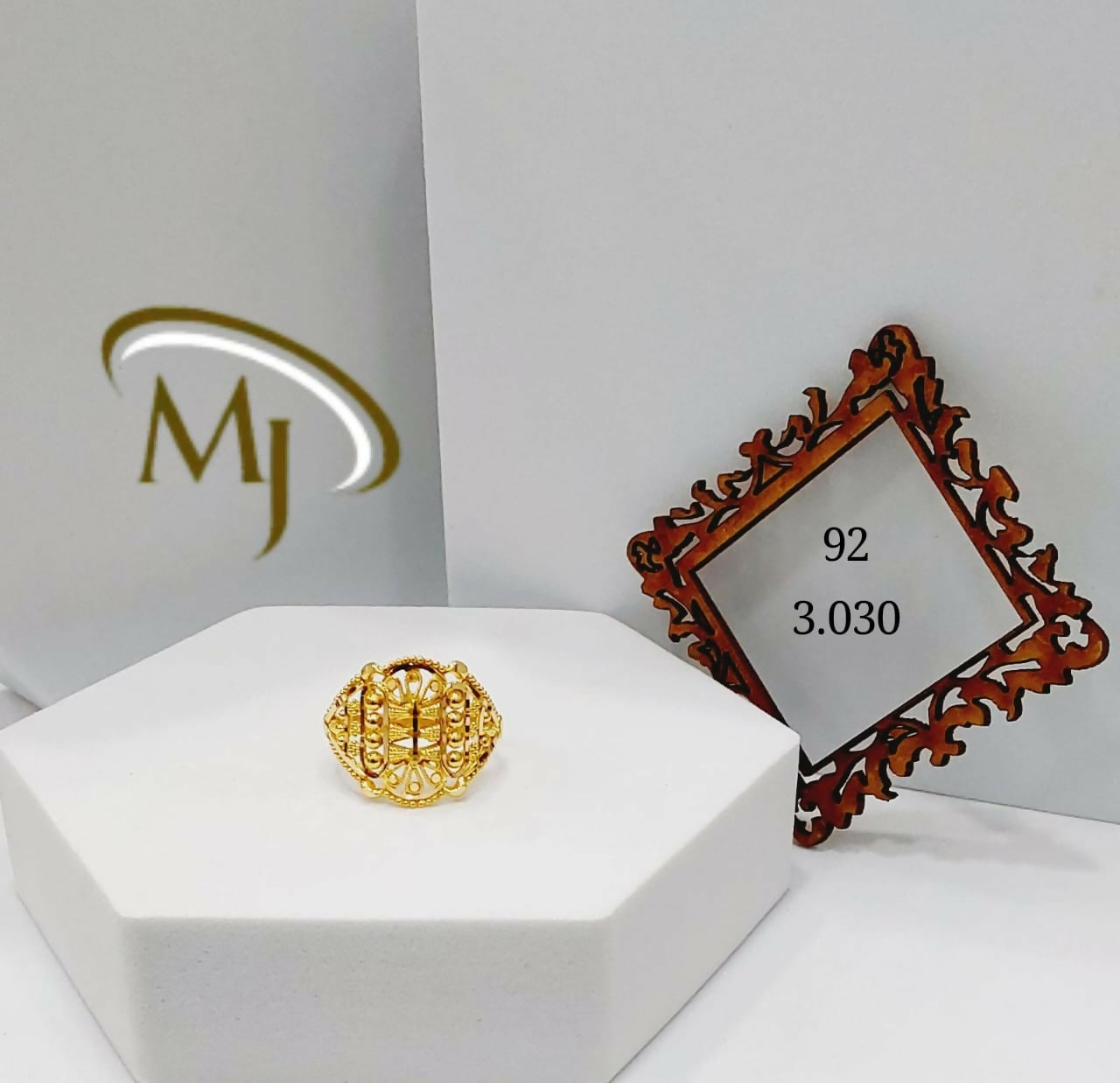 22kt Gold Ladies Ring Sarafa Bazar India