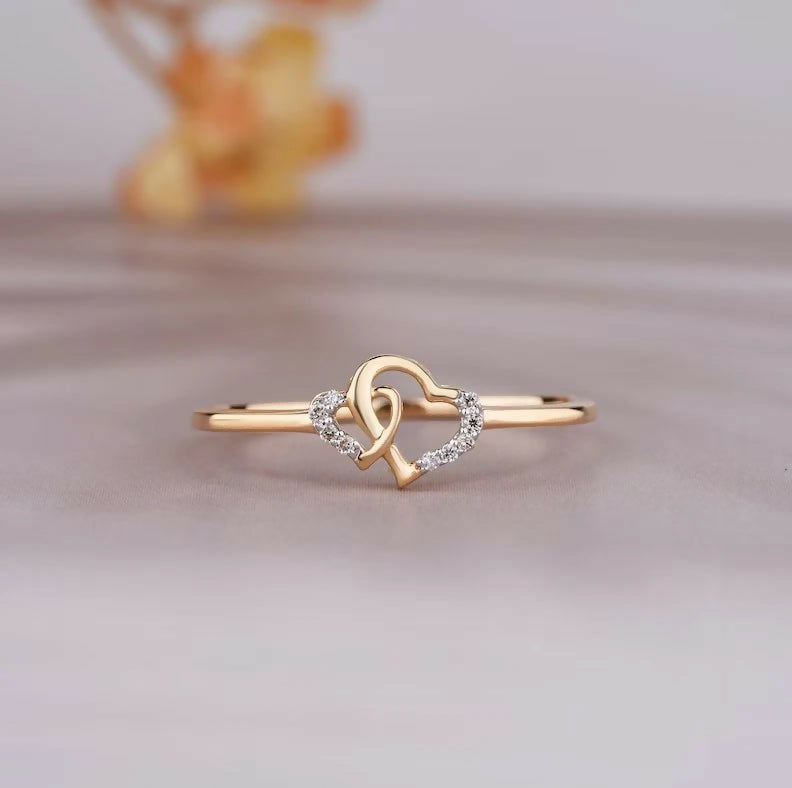 Heart-Style Round-Cut Diamond Ring – Timeless Elegance for Every Occasion