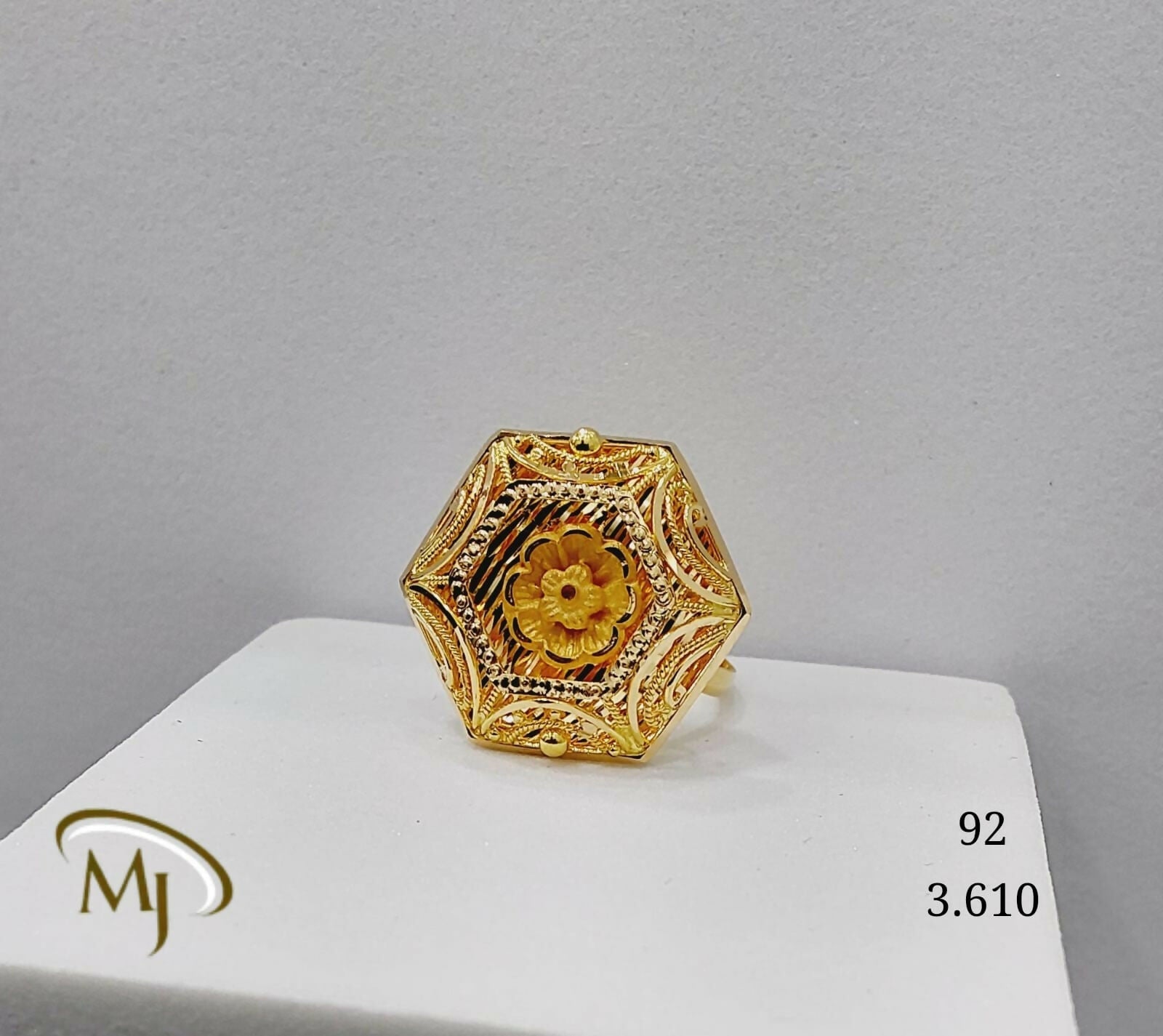 22kt Gold Ladies Ring Sarafa Bazar India