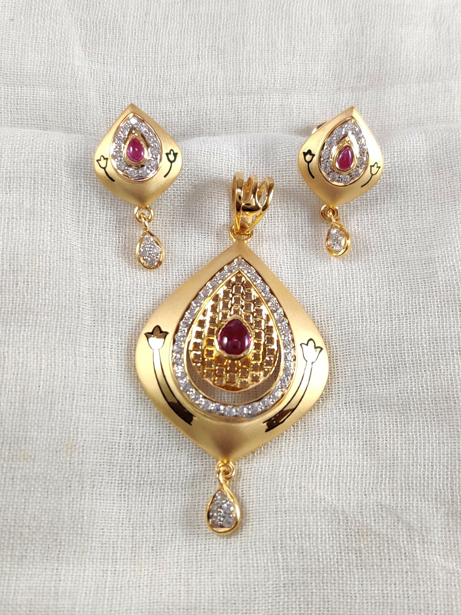 Pendent set Sarafa Bazar India