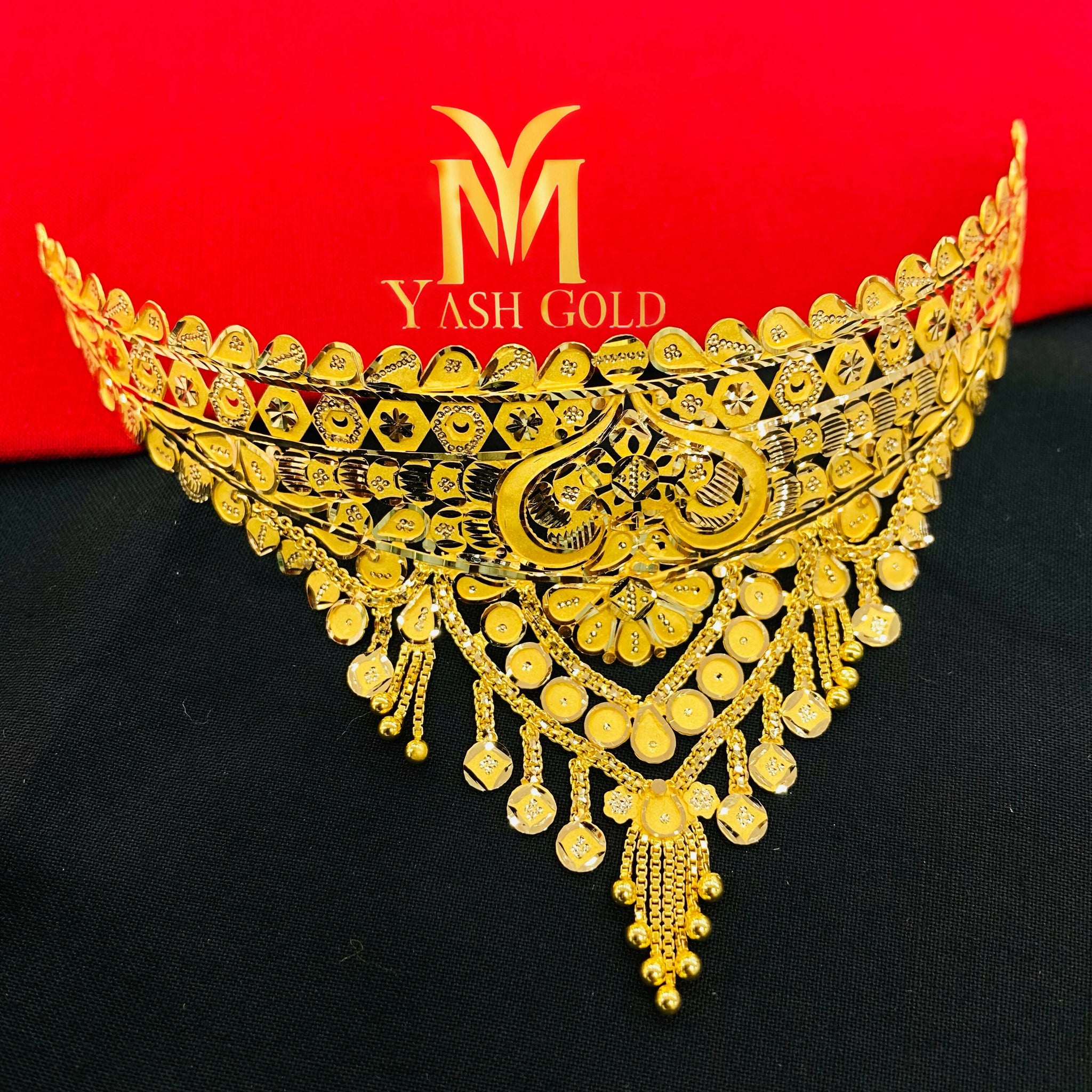 Gold necklace Sarafa Bazar India