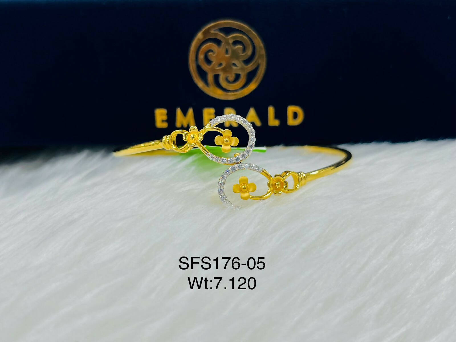 18kt & 22kt Emerald CZ Ladies Bracelet Sarafa Bazar India