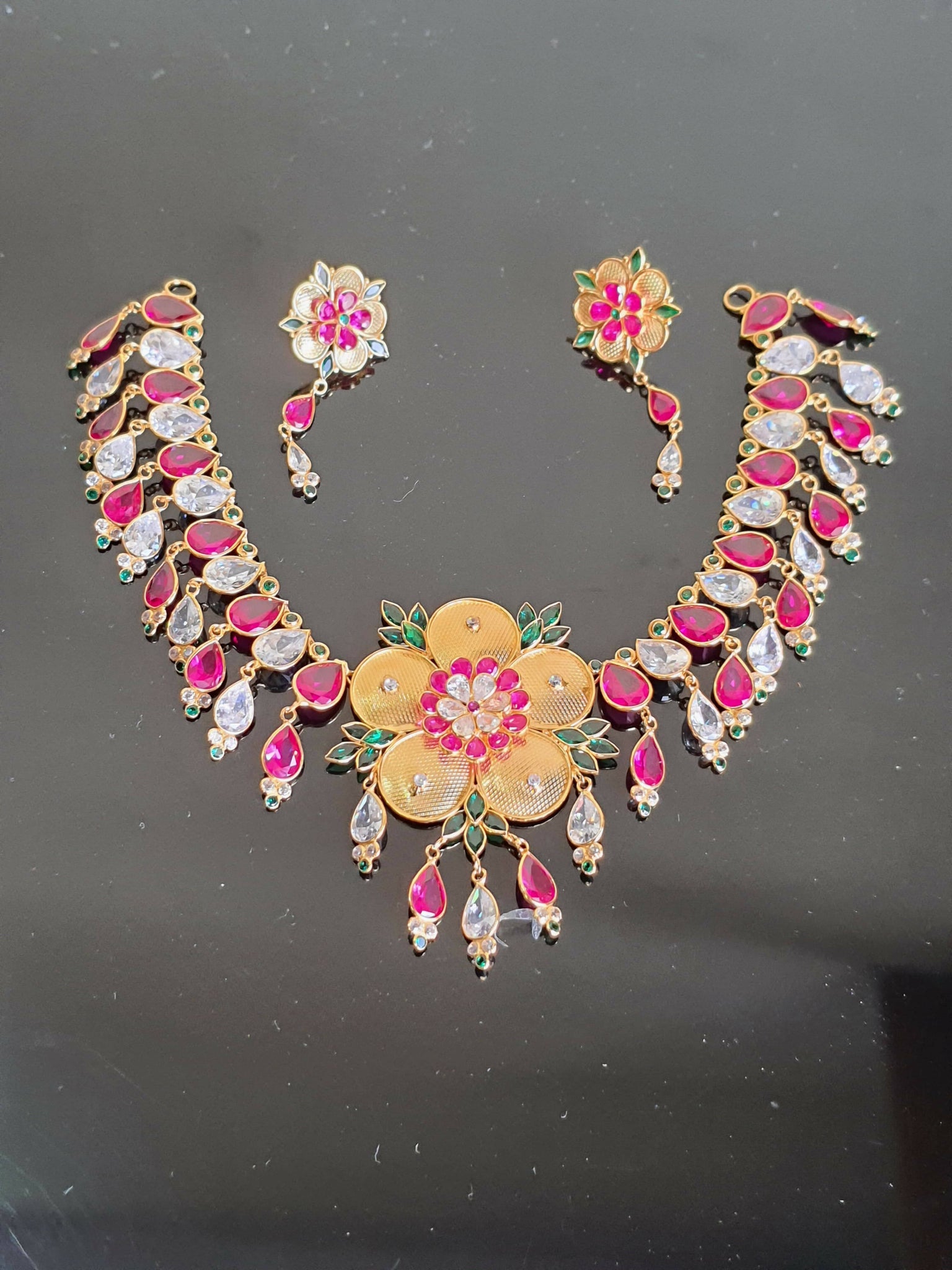 Light Weight Gold Stone Necklace Sarafa Bazar India