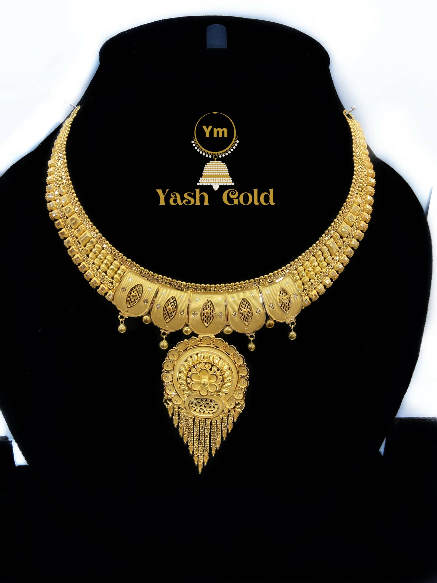 Gold necklace Sarafa Bazar India