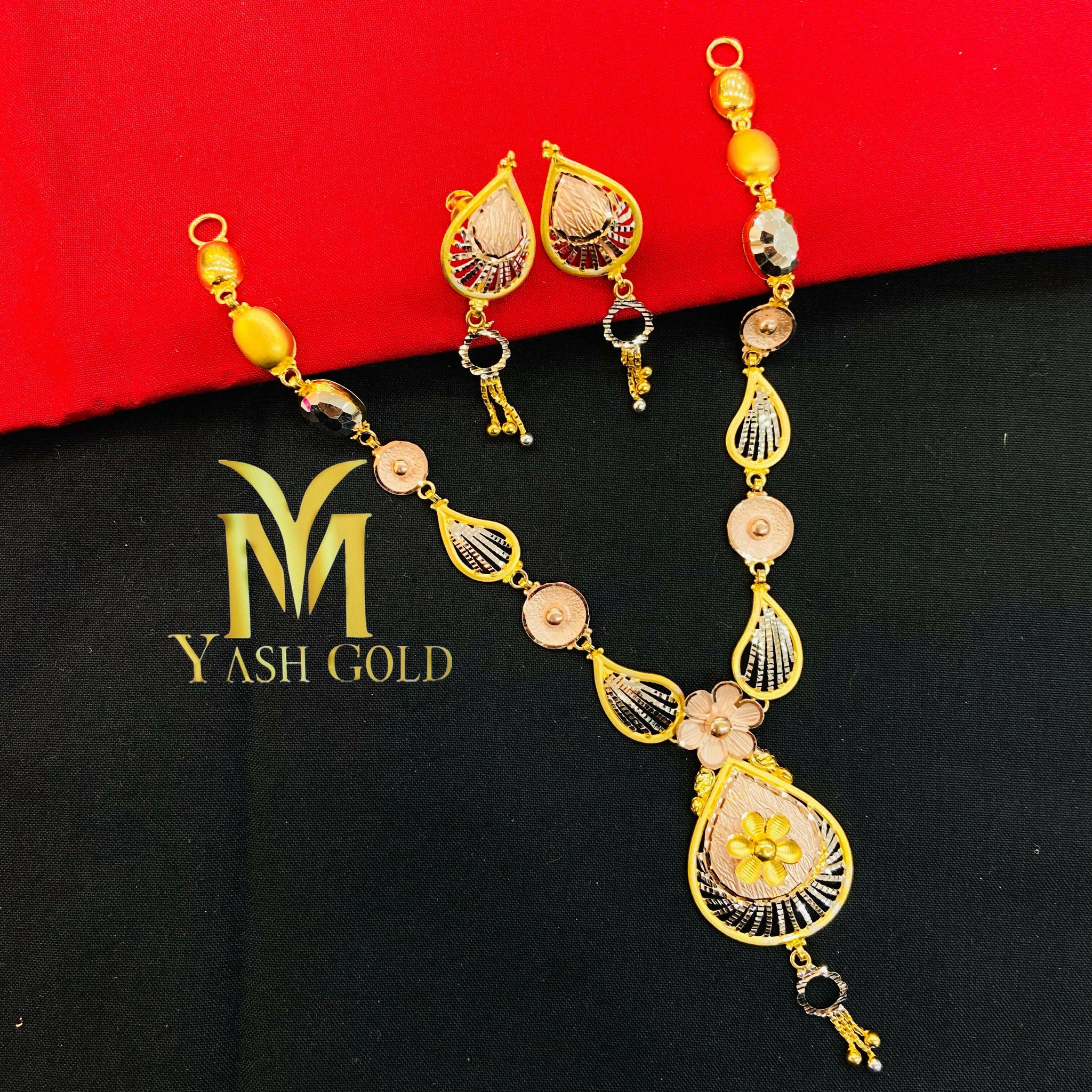 Gold necklace Sarafa Bazar India