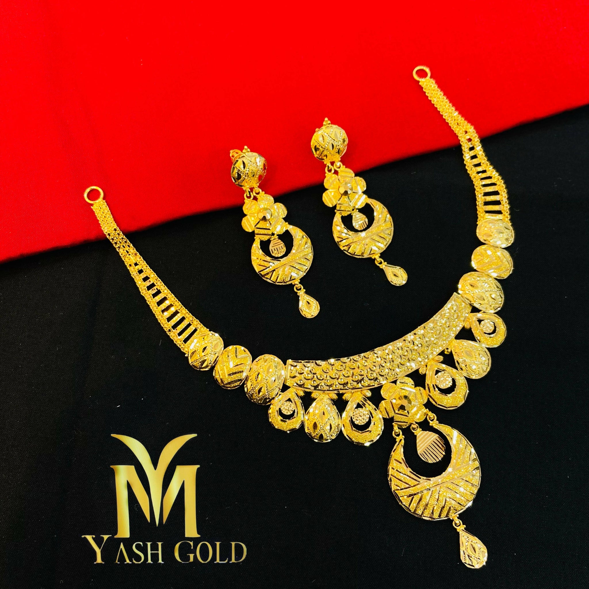 Gold necklace Sarafa Bazar India