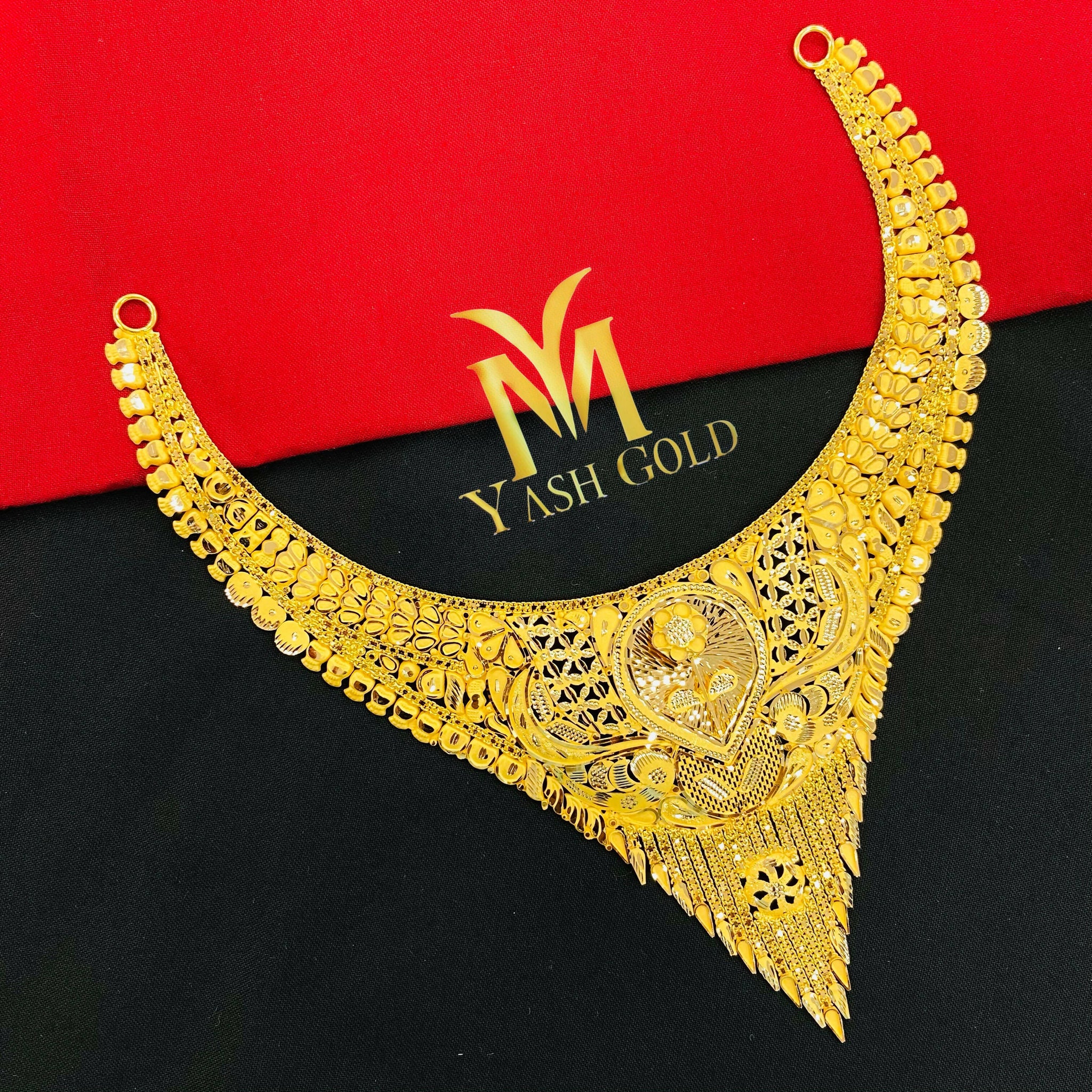 Gold necklace Sarafa Bazar India