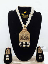 Antique temple pendal set Sarafa Bazar India