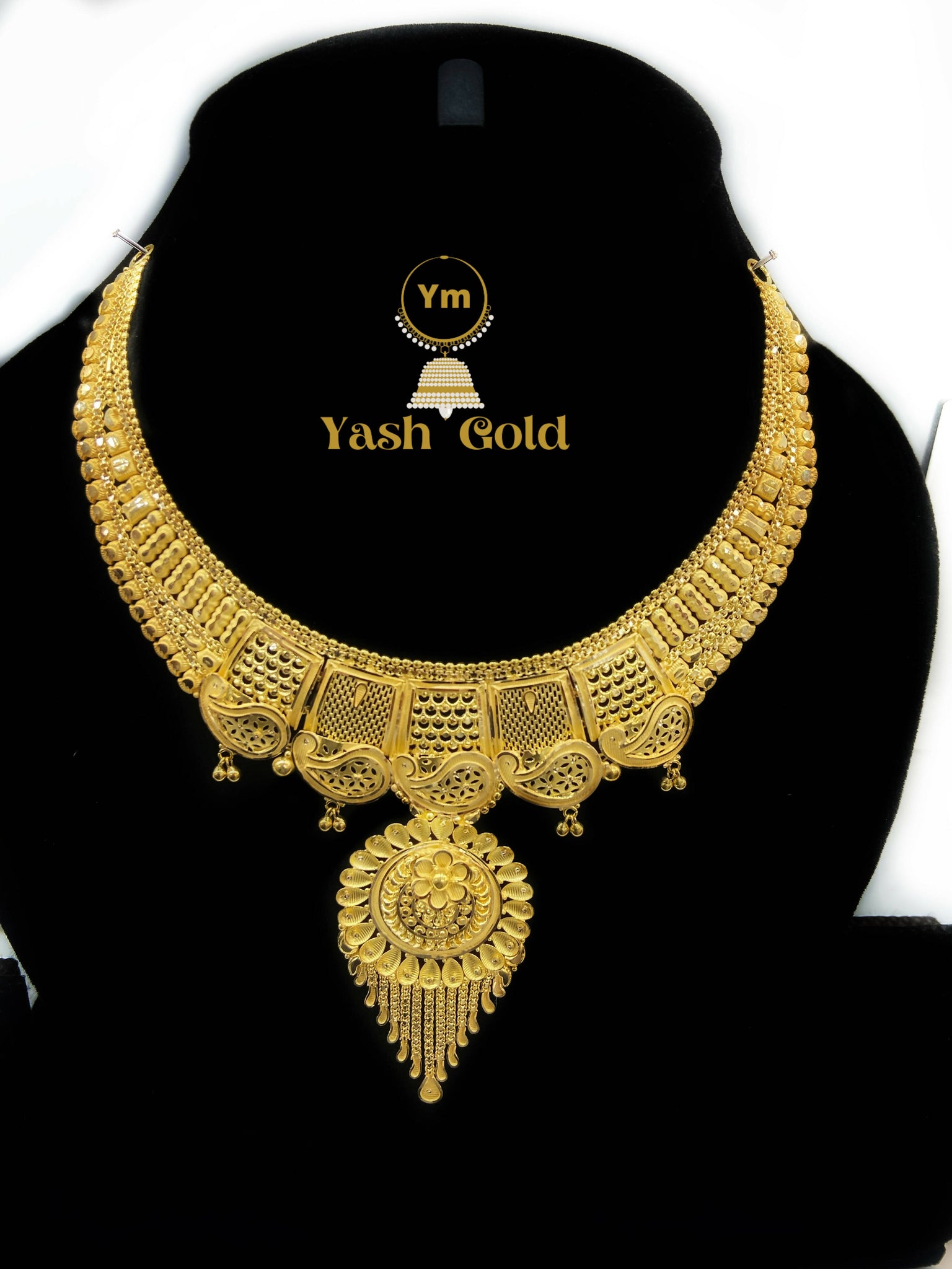 Gold necklace Sarafa Bazar India