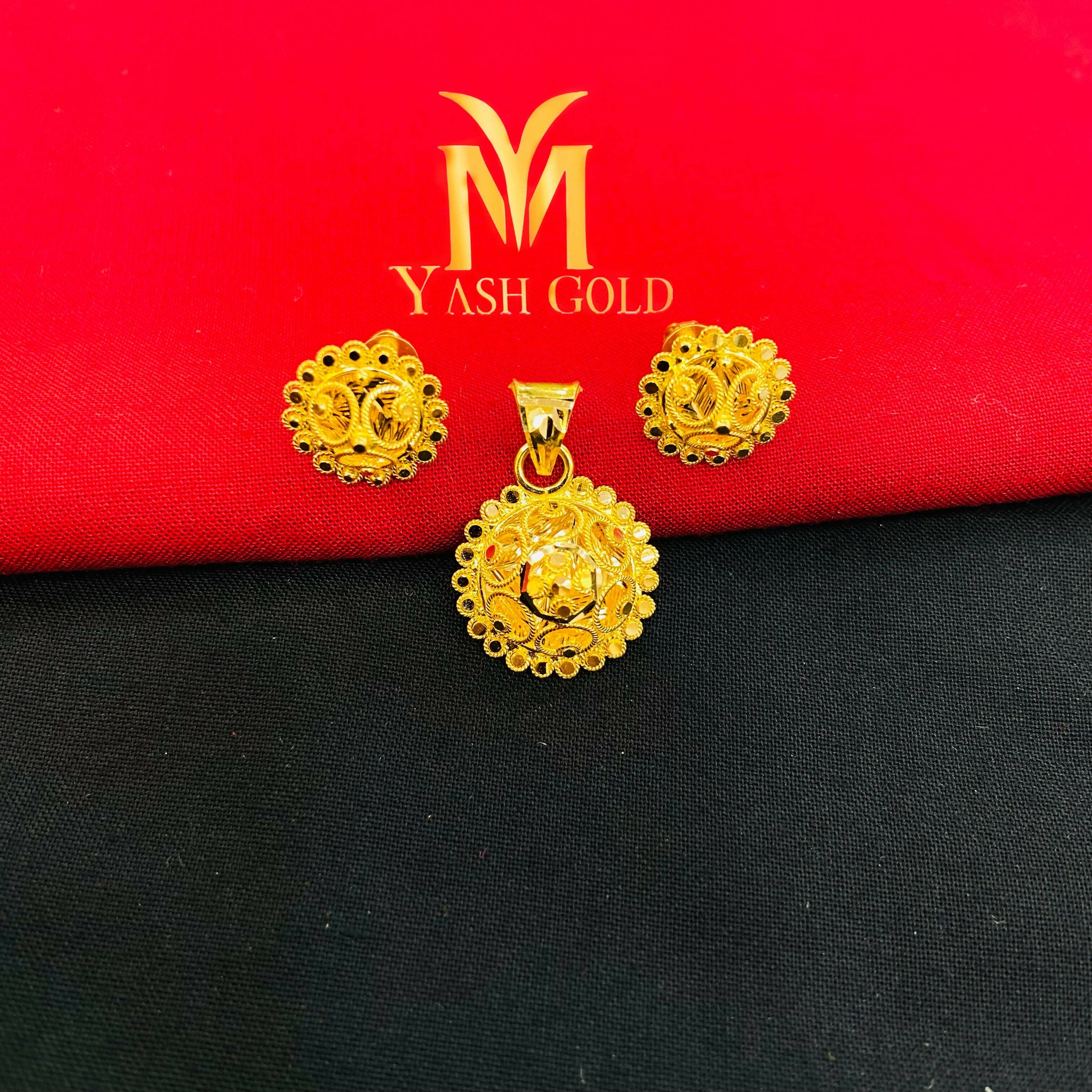 Gold pendant set Sarafa Bazar India