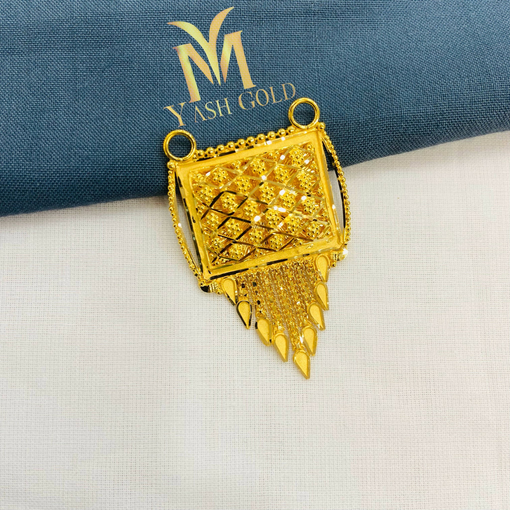 Gold pendant Sarafa Bazar India